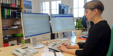 Eine Mitarbeiterin der Deutschen Nationalbibliothek in Leipzig bei der PC-gestützten Katalogisierung eines Buches; der zweite Bildschirm gewährt ihr ständigen Einblick in das Toolkit des Regelwerks „Resource Descripton and Access“ Eine Mitarbeiterin der Deutschen Nationalbibliothek in Leipzig bei der PC-gestützten Katalogisierung eines Buches; der zweite Bildschirm gewährt ihr ständigen Einblick in das Toolkit des Regelwerks „Resource Descripton and Access“