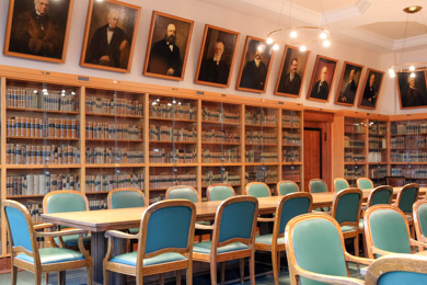 Blick in das Sitzungszimmer der Deutschen Nationalbibliothek in Leipzig. In verglasten Wandschränken wird hier die Bibliothek der Deutschen Reichsversammlung 1848/49 aufbewahrt; an den Wänden Porträtgemälde bedeutender Persönlichkeiten