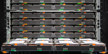 Speichermodul mit Computerfestplatten, eine Schublade mit 12 Festplatten aufgezogen Speichermodul mit Computerfestplatten, eine Schublade mit 12 Festplatten aufgezogen