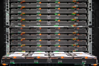 Speichermodul mit Computerfestplatten, eine Schublade mit 12 Festplatten aufgezogen