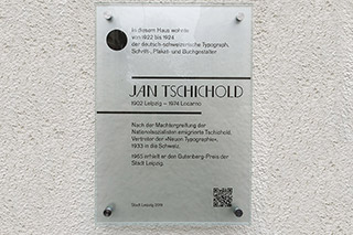 Gedenktafel zu Ehren von Jan Tschichold. Auf der Tafel steht: In diesem Haus wohnte von 1922 bis 1924 der deutsch-schweizerische Typograph, Schrift-, Plakat- und Buchgestalter Jan Tschichold (1902 Leipzig–1974 Locarno). 