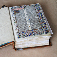 Aufgeschlagene Seite der Gutenberg-Bibel Leipziger Provenienz