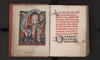 Aufgeschlagene Seite aus der Sammelhandschrift, rechte Seite mit Text, auf der linken Seite Miniatur der Heiligen Elisabeth  Aufgeschlagene Seite aus der Sammelhandschrift, rechte Seite mit Text, auf der linken Seite Miniatur der Heiligen Elisabeth