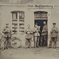 Lesende Soldaten vor einer Feldbuchhandlung