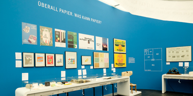 Exponate in der Ausstellung "BAHNRISS?! Papier | Kultur" des Deutschen Buch- und Schriftmuseums Exponate in der Ausstellung "BAHNRISS?! Papier | Kultur" des Deutschen Buch- und Schriftmuseums
