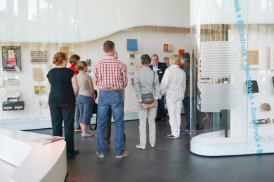 Gästegruppe vor Vitrinen der Ausstellung "Zeichen - Bücher Netze" des Deutschen Buch und Schriftmuseums in Leipzig Gästegruppe vor Vitrinen der Ausstellung "Zeichen - Bücher Netze" des Deutschen Buch und Schriftmuseums in Leipzig