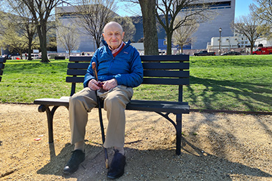 Aufnahme von Dr. Kurt S. Maier, sitzend auf einer Bank iin Washington, D.C., 2021
