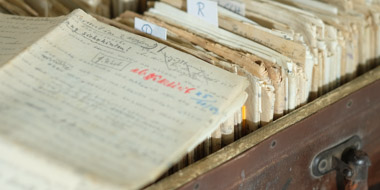 Der geöffnete "Koffer" des Schriftstellers Walter Meckauer - mit dessen Geschichten, Beobachtungen und Berichten. Ein Manuskript liegt aufgeschlagen auf dem Kofferinhalt Der geöffnete "Koffer" des Schriftstellers Walter Meckauer - mit dessen Geschichten, Beobachtungen und Berichten. Ein Manuskript liegt aufgeschlagen auf dem Kofferinhalt