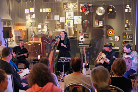 Die Band „Ysilia“ bei ihrem Auftritt in der Ausstellung des Deutschen Musikarchivs. Im Hintergrund eine Vitrine mit Exponaten.