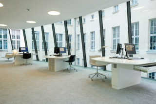 Arbeitsplätze mit Klaviatur, Kopfhörer, Notenständer und Monitoren im Musiklesesaal  Arbeitsplätze mit Klaviatur, Kopfhörer, Notenständer und Monitoren im Musiklesesaal