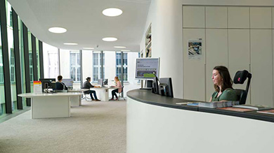 Blick in den ganz in weiß gehaltenen Musiklesesaal des Deutschen Musikarchivs mit der geschwungenen Servicetheke auf der rechten Seite Blick in den ganz in weiß gehaltenen Musiklesesaal des Deutschen Musikarchivs mit der geschwungenen Servicetheke auf der rechten Seite