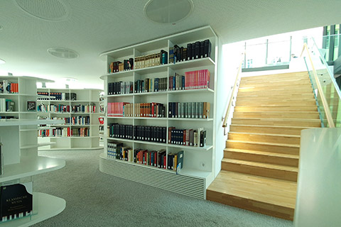 Handbibliothek und Treppe im Untergeschoss des Musiklesesaal des Deutschen Musikarchivs der Deutschen Nationalbibliothek in Leipzig Handbibliothek und Treppe im Untergeschoss des Musiklesesaal des Deutschen Musikarchivs der Deutschen Nationalbibliothek in Leipzig