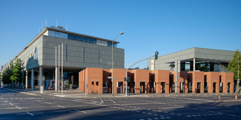 Gebäude der Deutschen Nationalbibliothek an der Adickesallee in Frankfurt am Main. im Vordergrund eine mäandernde Backsteinmauer