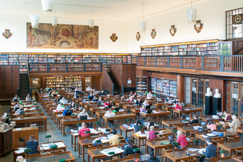 Lesesaal mit Benutzerinnen und Benutzern in der Deutschen Nationalbibliothek in Leipzig 