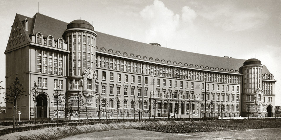 Schwarzweißaufnahme des Gründungsbaus der Deutschen Bücherei Leipzig aus dem Jahr 1916 