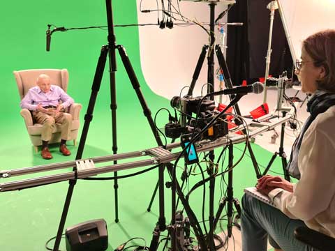 Dr. Sylvia Asmus, Leiterin des Deutschen Exilarchivs 1933-1945 der Deutschen Nationalbibliothek während des Interviews mit Dr. Kurt S. Maier im Juli 2021 in Washington, D.C. Dr. Sylvia Asmus, Leiterin des Deutschen Exilarchivs 1933-1945 der Deutschen Nationalbibliothek während des Interviews mit Dr. Kurt S. Maier im Juli 2021 in Washington, D.C.