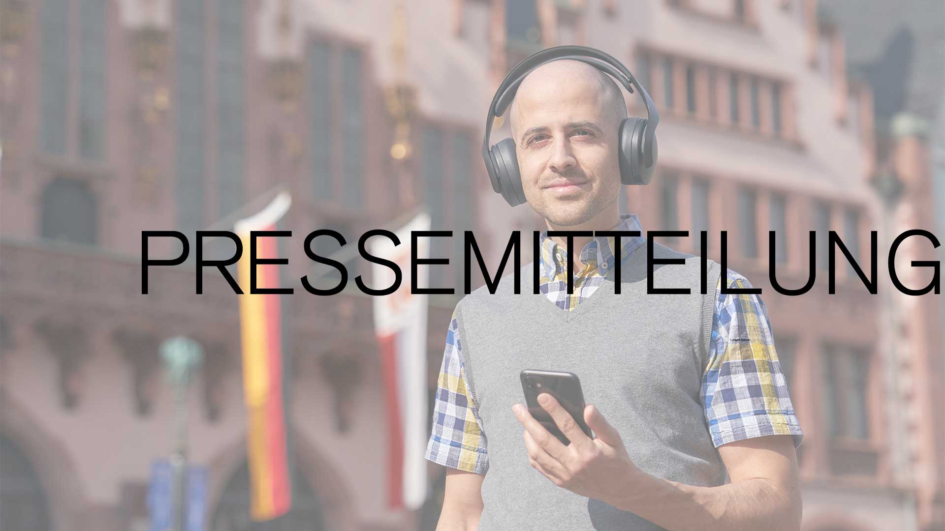 Mann mit Kopfhörer auf dem Frankfurter Römer, darübergelegt das Wort Pressemitteilung Mann mit Kopfhörer auf dem Frankfurter Römer, darübergelegt das Wort Pressemitteilung