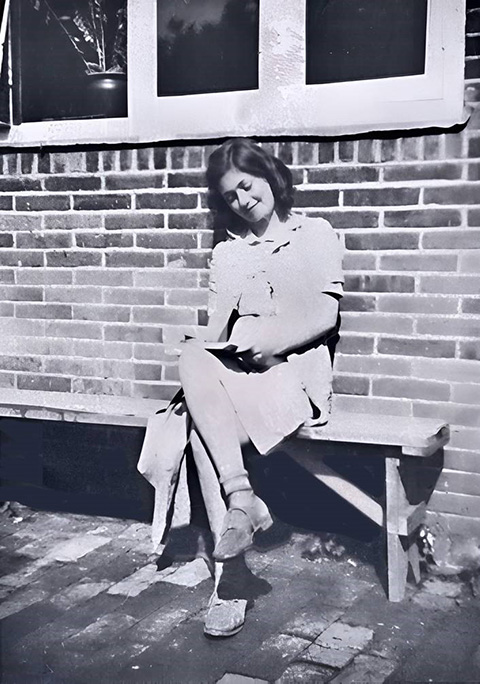 Lili Cassel als Schülerin der Stoatley Rough School in Haslemere, Surrey, England, um 1939. Lili Cassel als Schülerin der Stoatley Rough School in Haslemere, Surrey, England, um 1939.