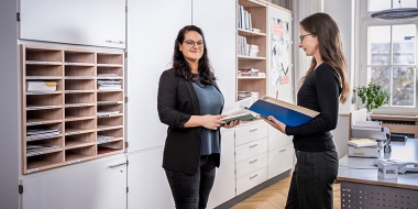 Two employees in Central Domain Administration are briefing each other on a specific process. Two employees in Central Domain Administration are briefing each other on a specific process.