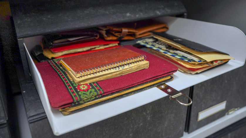 An open archive box containing items from the estate of Clementine Zernik. Here we can see notebooks with particularly attractive covers in which letters and other objects have been stored. An open archive box containing items from the estate of Clementine Zernik. Here we can see notebooks with particularly attractive covers in which letters and other objects have been stored.