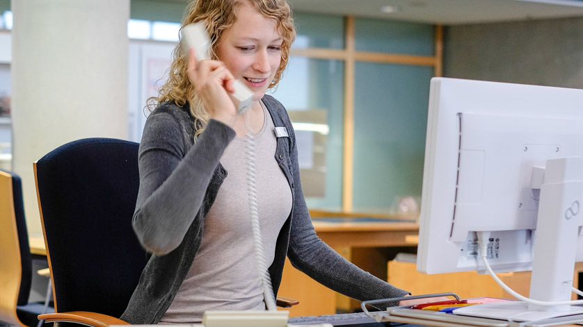 A staff member of the German National Library answers the phone.