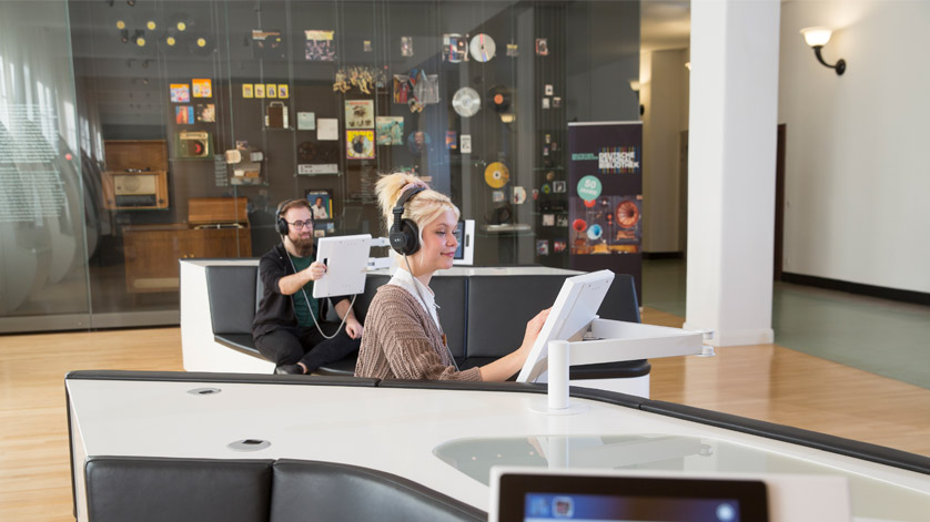 Eine Frau und ein Mann nutzen die Hörstationen im Ausstellungsbereichs des Deutschen Musikarchivs Eine Frau und ein Mann nutzen die Hörstationen im Ausstellungsbereichs des Deutschen Musikarchivs