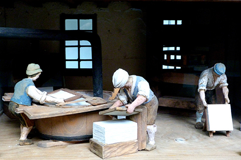 Picture of a model paper mill: “The papermaker creating paper” Picture of a model paper mill: “The papermaker creating paper”