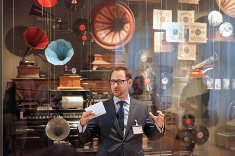 Erläuterungen bei einer Führung vor einer Vitrine mit historischen Musikabspielgeräten und Tonträgern durch den Leiter des Deutschen Musikarchivs Erläuterungen bei einer Führung vor einer Vitrine mit historischen Musikabspielgeräten und Tonträgern durch den Leiter des Deutschen Musikarchivs
