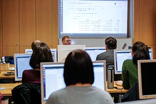 Working atmosphere during a tutorial in the IT training room at DNB Leipzig