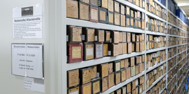 In Archivkartons verpackte Klavierrollen im Magazin des Deutschen Musikarchivs In Archivkartons verpackte Klavierrollen im Magazin des Deutschen Musikarchivs