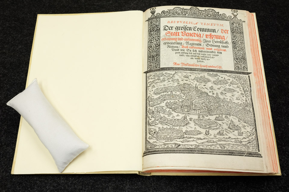 Titelseite des 1557 gedruckten Werkes "Res publica Venetum" von Donato Giannotti Titelseite des 1557 gedruckten Werkes "Res publica Venetum" von Donato Giannotti