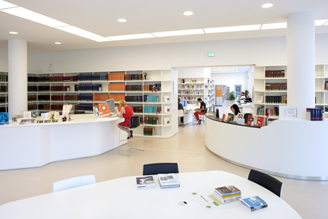 Moderner Bibliotheks-Lesesaal mit Benutzerinnen und Benutzern