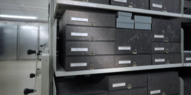 Zu sehen sind Archivschachteln in einem Regal im Magazin des Deutschen Exilarchivs 1933-1945 Zu sehen sind Archivschachteln in einem Regal im Magazin des Deutschen Exilarchivs 1933-1945