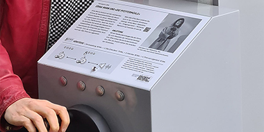 The crank of the listening station in Leipzig is turned by hand. The crank of the listening station in Leipzig is turned by hand.