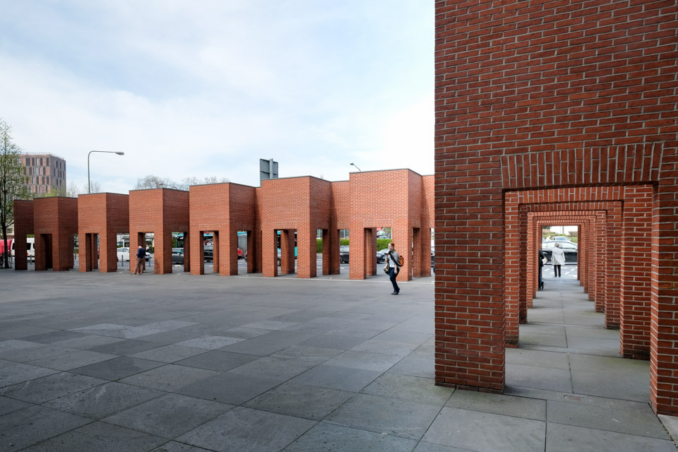 Blick vom Bibliotheksgebäude auf die mäandernde Backsteinmauer vor der Deutschen Nationalbibliothek in Frankfurt am Main Blick vom Bibliotheksgebäude auf die mäandernde Backsteinmauer vor der Deutschen Nationalbibliothek in Frankfurt am Main