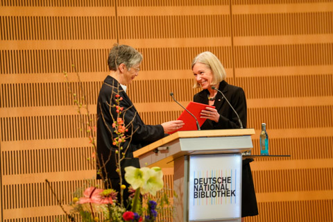 Karin Schmidt-Friderichs ehrt Elisabeth Niggemann mit einer Plakette